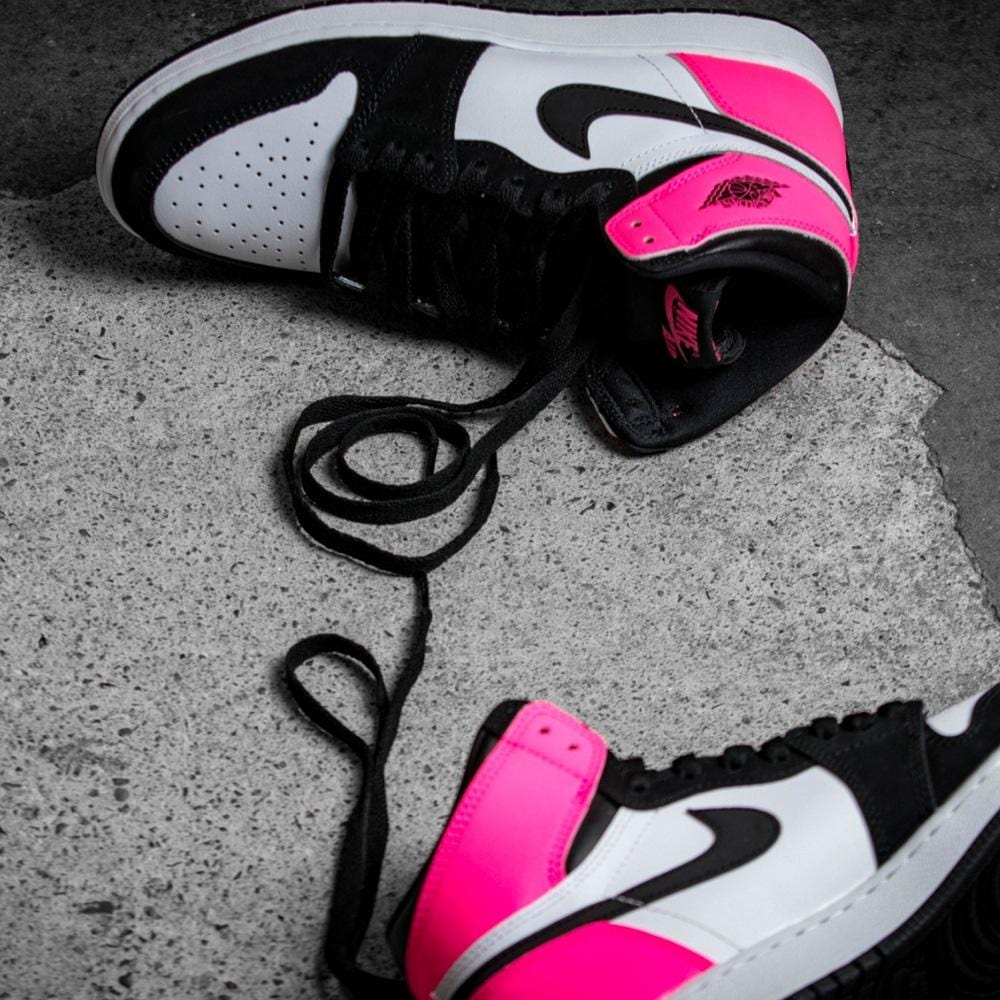 Exclusive Air Jordan 1 Retro High OG GS 'Black Hyper Pink White' — Side View